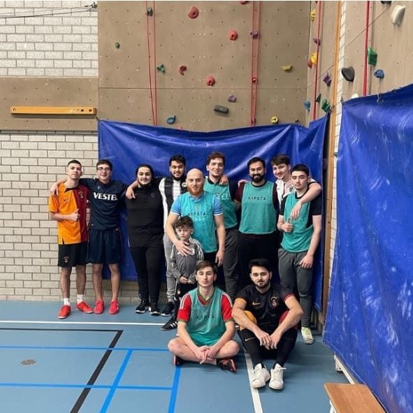 Jongeren na een zaalvoetbalavond
